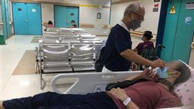 慈濟志工勸通緝犯向善躲藏越南的通緝犯阿雄（化名）在慈濟志工陳子宗（站立者）的照顧下，身體逐漸恢復健康。越南一年約有2至3名像阿雄這樣主動投案說要回台灣的通緝犯。（慈濟基金會提供）中央社記者陳家倫河內傳真  110年7月21日