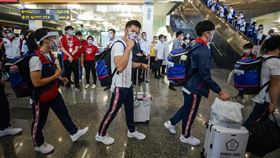 東奧中華代表團搭機出發（2）2020東京奧運中華代表團19日搭乘包機前往日本，代表團上午至台北松山機場搭機，「鞍馬王子」李智凱（前左2）振臂向送機親友道別。中央社記者裴禛攝  110年7月19日