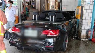 敞篷跑車闖紅燈！　撞知名老店5人傷