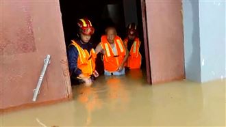 千年一遇暴雨　積水倒灌衝地鐵困百人