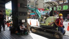 勞動部：勞工紓困貸款還在收件今年續辦的低利勞工紓困貸款截至17日傍晚申請逾93萬件，遠超過原計的50萬個名額，18日一度傳出喊卡。勞動部次長王尚志澄清，接下來不明確，但迄今仍有收件，沒喊卡。中央社記者徐肇昌攝　110年6月18日