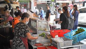 微解封  民生經濟逐漸活絡（1）國內整體COVID-19疫情穩定，台北市各商圈經濟逐漸恢復活絡，圖為20日中午民眾在迪化街小吃攤外等待取餐。中央社記者王飛華攝  110年7月20日