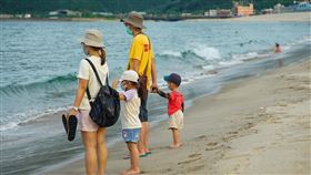 天氣熱　北海岸沙灘出現戲水人潮（3）防疫3級警戒狀態已持續超過1個月時間，不少民眾在家悶得慌，20日適逢週末假期，雙北天氣晴朗炎熱，午後北海岸風景區有家長帶著孩子到海邊散步戲水。中央社記者王騰毅攝　110年6月20日