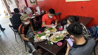 桃園小吃店自行解封　8移工脫罩開吃