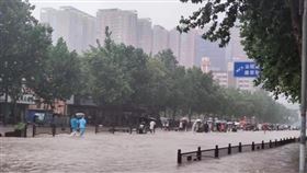 據《中新網》報導，罕見暴雨致鄭州地鐵全線停運，已致12人死亡；國家防總將防汛Ⅲ級應急響應提升至Ⅱ級；中國氣象局進入Ⅱ級應急響應狀態（圖／翻攝自中新網）