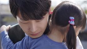 《罪之聲》嫌犯「狐狸眼男」造成小栗旬、星野源童年陰影？
星野源超吃味「女兒」見小栗旬眼冒愛心？！小栗旬在家也著迷《愛的迫降》
圖車庫娛樂提供