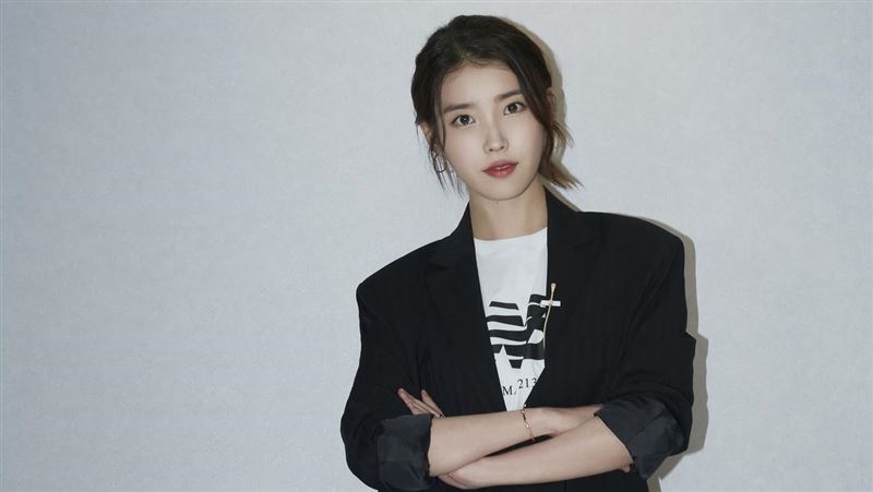 霸氣女總裁現身　IU超帥穿搭粉狂讚