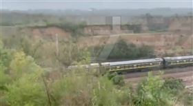 中國爆百年恐怖洪災！逾2千人受困火車　斷水斷糧40小時（圖／翻攝自大參考微博）