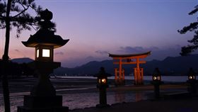 以海上鳥居聞名的日本宮島嚴島神社欲開徵「宮島訪問稅」，預計2023年春天從船票向遊客收取100日圓。（圖／翻攝自維基共享資源；作者東京太郎 ，CC BY-SA 3.0）
