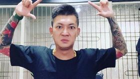 鳳梨以獨特的台味風格直播而爆紅。（圖／翻攝自鳳梨IG）