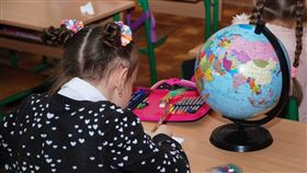 女童,女孩,寫作業,寫字,上學,讀書（圖／pixabay