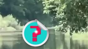 網友在滑橡皮艇時，發現前方有「大腳怪」出沒，正抱著孩子準備渡河。（圖／翻攝自「洛磯山脈大腳怪組織」YouTube）