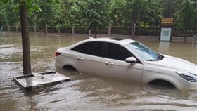 據《中新網》報導，罕見暴雨致鄭州地鐵全線停運，已致12人死亡；國家防總將防汛Ⅲ級應急響應提升至Ⅱ級；中國氣象局進入Ⅱ級應急響應狀態（圖／翻攝自中新網）