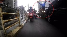 新北,華中橋,車禍,騎士,衝撞,貨車,外送員（圖／翻攝記者爆料網）