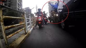 華中橋貨車爆衝　外送員慘噴飛畫面曝