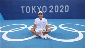 東京奧運當最終役　盧彥勳積極備戰（1）男子網球好手盧彥勳5度打奧運意義不同，選擇奧運作為20年網球生涯最後一役，盧彥勳直言是為了回饋國家、台灣這塊土地多年的支持。圖為盧彥勳21日在網球場地與奧運五環合影。中央社記者吳家昇攝　110年7月21日