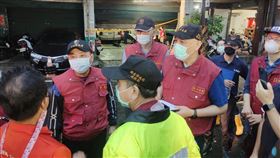 今（22）日凌晨3時許板橋區南雅西路二段一處公寓民宅發生火警，新北市消防局獲報後立即前往現場搜救，發現2具焦屍、2名OHCA民眾，其中1名到院後恢復呼吸心跳。市長侯友宜也在清晨5時許抵達現場（圖／新北市府提供）