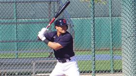 張育成本季第2轟 獻給老婆棒球好手張育成17日敲出本季第2支全壘打，賽後他在電視訪問上說，這球獻給最近生日的老婆當禮物。中央社記者林宏翰洛杉磯攝 110年6月18日