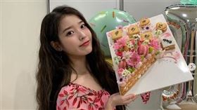 IU擁有超寬音域的歌喉和甜美臉蛋，受到不少粉絲的喜愛。（圖／翻攝自IU IG)