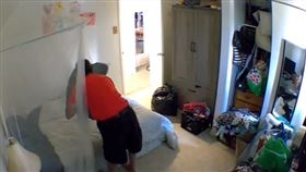 四下無人？房東闖香閨「猛擼」枕頭　火辣女家教崩潰秒搬（圖／翻攝自tyishamacleod抖音）