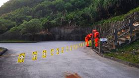 (火因)花颱風逼近  花蓮海岸沿線封閉中度颱風(火因)花逼近，花蓮外海風浪增強，海巡署東部分署第一二岸巡隊22日上午在海岸、海港等警戒區拉設封鎖線，禁止民眾進入。（第一二岸巡提供）中央社記者張祈傳真  110年7月22日