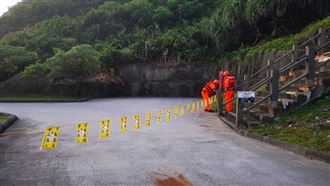 烟花逼近東部風浪增　海巡拉封鎖線