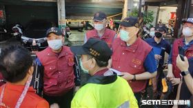 今（22）日凌晨3時許板橋區南雅西路二段一處公寓民宅發生火警，新北市消防局獲報後立即前往現場搜救，發現2具焦屍、2名OHCA民眾，其中1名到院後恢復呼吸心跳。市長侯友宜也在清晨5時許抵達現場（圖／新北市府提供）