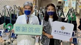 藝人賈永婕（右）捐贈HFNC。（圖／北榮提供）
