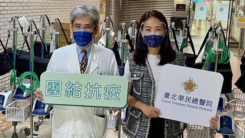 添星味！賈永婕、安以軒捐物資挺北榮