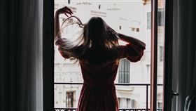 美女,背影,居家（示意圖／翻攝自pexels））