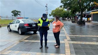 嚴防中颱烟花！　淡水警勸離觀浪民眾
