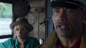 感情默契火花十足嬉鬧頻笑場 巨石健身房只對艾蜜莉開放。（圖／迪士尼影業提供）