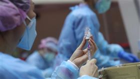 COVID-19疫苗預約平台意願登記對象擴大COVID-19公費疫苗預約平台意願登記對象擴大，13日上午至7月15日17時開放第9類（19至64歲高風險、罕見疾病及重大傷病者）及民國92年（含）以前出生者意願登記，疫苗種類可以選擇AZ或莫德納，也可以複選。圖為莫德納疫苗。中央社記者吳家昇攝  110年7月14日