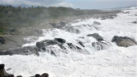 (火因)花颱風逼近  台東劃定山區海邊管制進入(火因)花颱風逼近，台東縣政府颱風災害應變中心強化3級開設，山區、海邊、溪流自22日下午2時過後管制或禁止進入，違反規定將依法進行舉發，處新台幣5萬元以上、25萬元以下罰鍰。中央社記者盧太城台東攝  110年7月22日