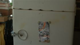 冰箱
https://www.flickr.com/photos/faircompanies/9044189416/in/photolist-eMcQqh-2cQK6jU-2jQESy1-hRcTyU-2kEZAKv-2jQJqzh-9aEcnk-2jQESAf-zCyDL9-5pfgum-2goibkM-fUjjDK-zn2XBu-2gxrVd5-25ydRjQ-89bVTA-pUTaZT-7f