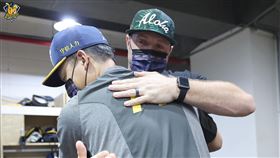 中信兄弟萊福力與隊友告別。（圖／中信兄弟提供）