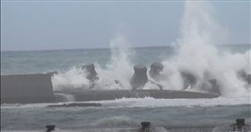 花蓮鹽寮漁港，烟花颱風浪潮。（圖／翻攝畫面）