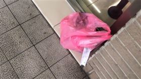 爆怨２公社／叫生鮮食品外送「1個鐘頭都沒到！」　外送員直接丟地上跑掉。（圖／翻攝自爆怨2公社）
