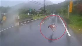 宜蘭,台7線,塑膠椅,機車,員山鄉,三寶（圖／翻攝宜蘭知識+）