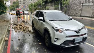 烟花颱風帶來豪雨！汐止落石砸休旅車