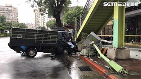 台北市許姓司機駕駛小貨車右轉時失控撞上變電箱。（圖／翻攝畫面）