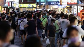 疫情微解封　假日寧夏夜市人潮多（2）微解封後首個週末假期，台北寧夏夜市小吃攤商儘管只能提供外帶、禁止內用，18日晚間依然吸引不少民眾趁假日前往購買美食小吃，順便也走走散心。中央社記者張皓安攝  110年7月18日