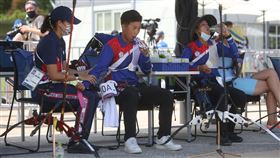 東京奧運射箭個人排名賽登場（3）東京奧運射箭個人排名賽23日登場，中華隊3名女將雷千瑩（中）、譚雅婷與林佳恩（右）出賽，賽前食用補給品。中央社記者吳家昇攝  110年7月23日