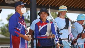 東奧射箭項目  林佳恩出賽（3）2020東京奧運射箭個人排名賽23日上午登場，中華隊女將林佳恩出賽，以總分651分名列第21。圖為林佳恩（左2）與教練交換意見。中央社記者吳家昇攝  110年7月23日