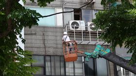 勞工職業災害保險及保護法  111年5月上路勞動部21日表示，勞工職業災害保險及保護法已經行政院核定，將於民國111年5月1日上路，並於法令上路前訂完相關子法、資訊系統等，將以專法的形式，讓勞工獲得更好的保障。中央社記者鄭傑文攝  110年月7日21日