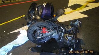 高雄騎士疑自撞亡　妻帶3子崩潰痛哭