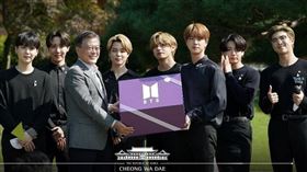 BTS獲得總統南韓總統文在寅任命「總統特別使節」。（圖／翻攝自TheBlueHouseKR青瓦臺臉書）