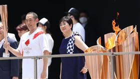 東奧聖火最後跑者中村勘九郎東奧最後聖火傳遞者、歌舞伎演員中村勘九郎（左）曾演出NHK電視劇「東京奧運故事」，右為東京都知事小池百合子。中央社記者楊明珠東京攝  110年7月23日