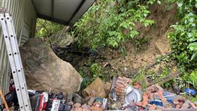 尖石,落石,巨石,民宅（圖／尖石鄉嘉樂村村長呂金龍提供）