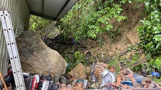 新／巨石滾進尖石民宅　屋主倉皇逃